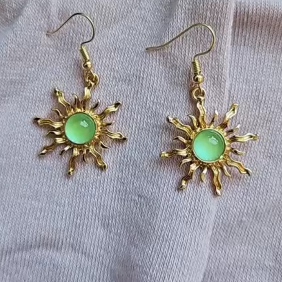 Vintage Sun Earrings Bohemian Jewellery Green Stone Gothic Gold - Picture 9 of 9